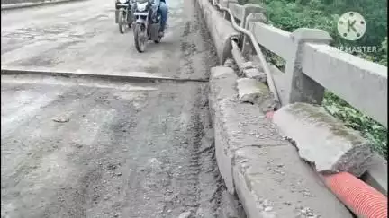 कोरबा: बेलगिरी नाला पुल की जर्जर स्थिति, हादसे का अंदेशा, एक्सपेंशन पॉइंट के आसपास बड़े गड्ढों की मौजूदगी से डर