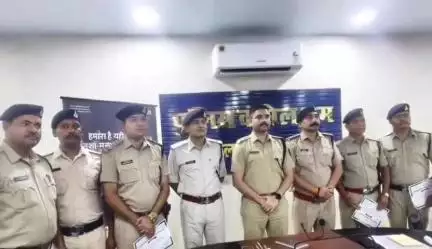 स्लीमनाबाद: बेहतरीन कार्यवाही के लिए एसपी ने स्लिमाबाद थाना प्रभारी को किया सम्मानित, कुठला थाने के एसआई सौरभ सोनी भी सम्मानित