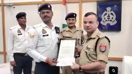 मुरादाबाद: वरिष्ठ पुलिस अधीक्षक सतपाल अंतिल ने सीपीआर से ड्राइवर की जान बचाने वाले दो पुलिसकर्मियों को किया सम्मानित