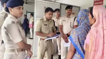 डुमरा: सीतामढ़ी: एसपी ने लगाया जनता दरबार, लोगों से मिलने खुद बाहर आए