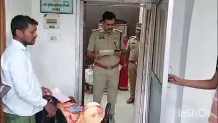 हरदोई: एसपी ऑफिस में व्हील चेयर पर घायल महिला को लेकर पहुंचे परिजन, एएसपी ने कुर्सी छोड़कर सुनी फरियाद