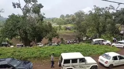 शहादा: तोरणमाळ पर्यटन स्थळी क्षमतेपेक्षा अधिक पर्यटकांची गर्दी वाढल्याने सात पायरी घाटात मोठी वाहतूक कोंडी