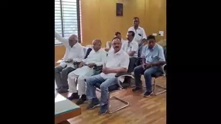 વલસાડ: શાકભાજી માર્કેટ સેફ્ટીંગ મુદ્દે જિલ્લા કોંગ્રેસ દ્વારા કલેક્ટરને કચેરી ખાતે લેખિત રજૂઆત કરી