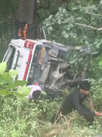 रुद्रप्रयाग: गुप्तकाशी ल्वारा मोटर मार्ग पर एक मैक्स वाहन दुर्घटनाग्रस्त हुआ