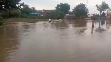 सांगोद: सांगोद क्षेत्र में खजुरी गांव की नांगली नदी पर 4 फीट पानी की आवक, ग्रामीणों, शिक्षकों और बच्चों के लिए बन रही मुसीबत