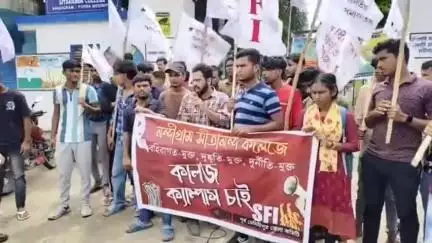 ময়না: সীতানন্দ কলেজে অবৈধ নিয়োগের প্রতিবাদ সহ একাধিক দাবিতে কলেজগেটে অবস্থান বিক্ষোভ SFI এর,ঘটনাস্থলে পুলিশ