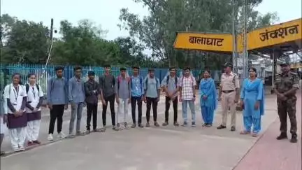 बालाघाट: रेल्वे स्टेशन बालाघाट में नशा मुक्ति अभियान चलाया गया, विद्यार्थियों को नशा से दूर रहने की शपथ दिलाई गई