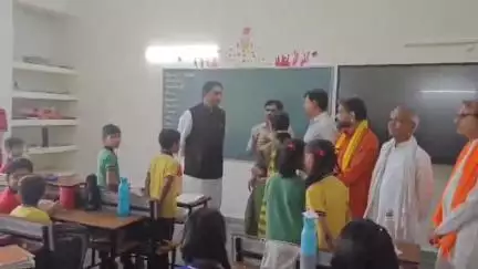 हटा: दमोह सांसद राहुल सिंह ने केंद्रीय विद्यालय, हटा में किया पौधारोपण, शैक्षणिक व्यवस्था का भी लिया जायजा