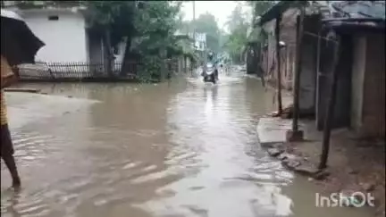 রতুয়া ১: একটানা বৃষ্টিপাত,আর তার জেরেই রতুয়ার একের পর এক জনবহুল এলাকা জলমগ্ন।