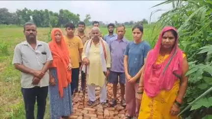 भोगांव: ग्राम राजपुर में नेता और अधिकारियों के चक्कर लगा कर थके ग्रामीण, चंदा कर खुद बनवाई सड़क #jansamasya