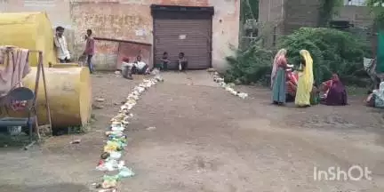 कुक्षी: मार्केटिंग सोसायटी कुक्षी में तीसरे दिन खाद केंद्र में खाद नहीं मिलने से किसान परेशान