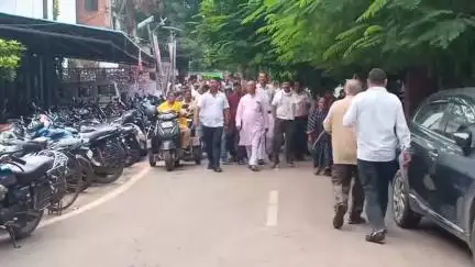 कानपुर: राष्ट्रीय दिव्यांग पार्टी ने आसरा आवास योजना और आवास आवंटन में फर्जीवाड़े को लेकर जिलाधिकारी कार्यालय में किया प्रदर्शन
