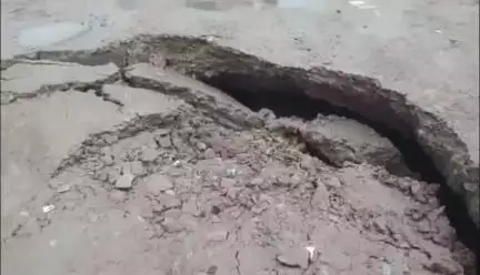 ग्वालियर गिर्द: ग्वालियर: झांसी रोड बस स्टैंड के पास सड़क धंसी
