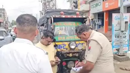 हनुमानगढ़: जंक्शन के राजीव चौक के पास यातायात पुलिस ने ओवरलोड टेंपो चालकों के खिलाफ की कार्रवाई