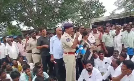 అలంపూర్: రేపు జిల్లా కలెక్టర్ కార్యాలయంలో సీడ్ ఆర్గనైజర్లతో సమావేశం నిర్వహించి రైతుల సమస్యను పరిష్కరిస్తాం;DSP మొగులయ్య
