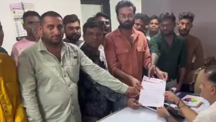 હળવદ: હળવદના નવા કોયબા નજીક એક વર્ષ પહેલાં તૂટેલો પુલ હજુ સુધી ન બનાવાતા તંત્રને રજૂઆત કરાઇ...