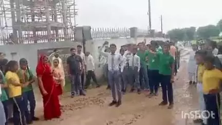 हाथरस: गांव नगला बिछिया में जल भराव एवं कीचड़ की समस्या को लेकर छात्रों और ग्रामीणों ने जाम लगाकर किया प्रदर्शन