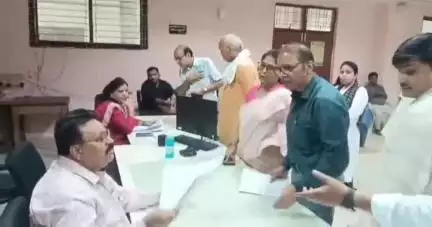 ग्वालियर गिर्द: ग्वालियर कलेक्ट्रेट में बुजुर्ग दंपति ने किया हंगामा