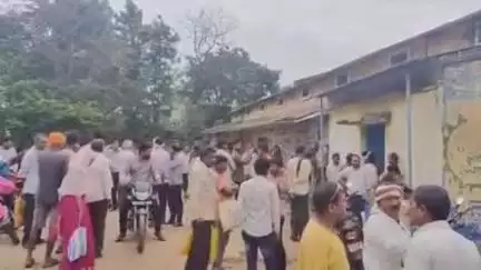 छिंदवाड़ा नगर: छिंदवाड़ा जिले में यूरिया खाद की किल्लत, सुबह से शाम तक लाइन में लग रही हैं महिला किसान