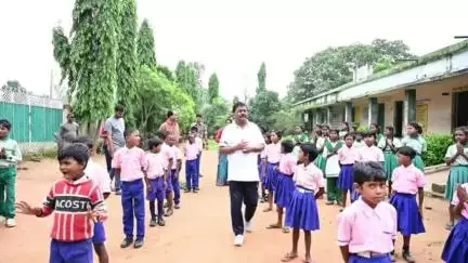 मांडर: छोटका हातमा अपग्रेडेड मिडिल स्कूल का पूर्व मंत्री बंधु तिर्की ने किया निरीक्षण