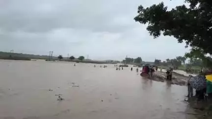 गुरुआ: मोरहर नदी में अचानक आई बाढ़ में फंसा युवक, ग्रामीणों ने जान बचाई, 3 घंटे चला रेस्क्यू ऑपरेशन