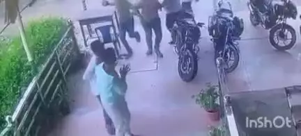 औरैया: शहर के नेशनल हाईवे पर स्थित नारायण पैलेस के संचालक के साथ दबंगों ने की मारपीट, वीडियो सोशल मीडिया पर हुआ वायरल