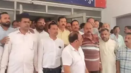 शाहजहांपुर: उद्योग व्यापार प्रतिनिधि मंडल ने चाइनीज मांझे पर पुलिस की कार्रवाई का किया विरोध, एसपी से की मुलाकात