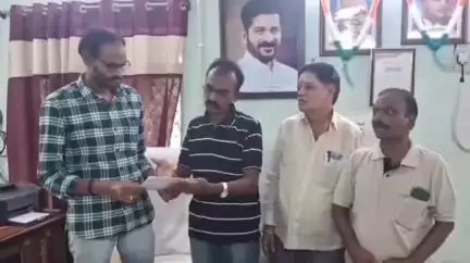 బెల్లంపల్లి: బెల్లంపల్లిలోని శిశుమందిర్ రోడ్డు వెడల్పు 30 ఫీట్ల లోపు చేయాలని మున్సిపల్ కమిషనర్ కు వినతి పత్రం అందజేసిన బస్తి వాసులు
