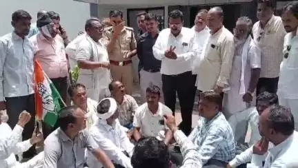 पानसेमल: रासायनिक खाद की समस्या को लेकर कांग्रेस ने पानसेमल थाने पर किया प्रदर्शन, ज्ञापन सौंपकर जल्द आपूर्ति की मांग की
