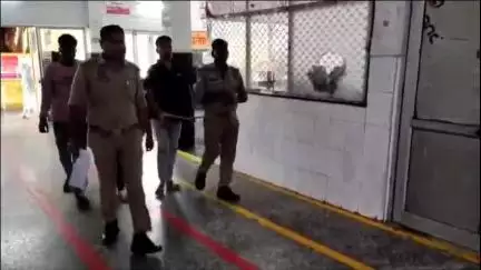 इटावा: फ्रेंड्स कालोनी पुलिस ने 3 शातिर चोरों को गिरफ्तार किया, 2 चोर फरार, चोरों के पास से नगदी व चोरी के उपकरण बरामद हुए हैं