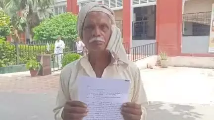 तिलहर: राईखेड़ा गांव के किसान ने अवैध तरीके से खेत में चकरोड़ नापने का आरोप लगाया, जिला अधिकारी को दिया प्रार्थना पत्र