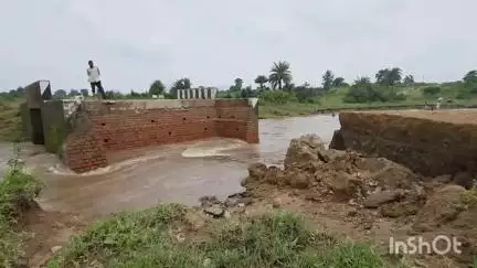 रजौली: धमनी से सवैयाटॉड पंचायत जोड़ने वाली झरना खीरी नदी के पास अप्रोच सड़क वही आवागवन पूरी तरह से ठप#jansamasya