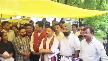 देहरादून: कांग्रेस प्रदेश अध्यक्ष करन माहरा ननूरखेड़ा स्थित माध्यमिक शिक्षा निदेशालय पहुंचे, आंदोलन कर रहे शिक्षकों को दिया समर्थन