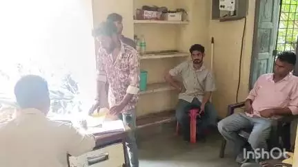 अशोक नगर: बमूरिया गांव में 45 वर्षीय व्यक्ति ने फांसी लगाकर दी जान, परिजनों ने छप्पर हटाकर फंदे से उतारा
