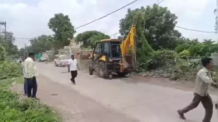 जालना: छत्रपती कॉलनी येथील जाणारा रस्ता बंदच, अतिक्रमण काढण्यासाठी गेलेले पालिकेचे जेसीबी माघारी फिरले..