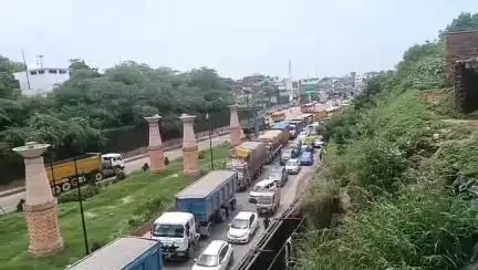 कानपुर: कानपुर से लखनऊ गंगापुल पर डंपर खराब होने के कारण लगा 3 किलोमीटर लंबा जाम