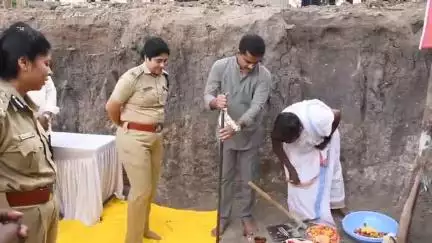 ಬಳ್ಳಾರಿ: ನಗರದಲ್ಲಿ
36 ಪೊಲೀಸ್ ಸಿಬ್ಬಂದಿ ವಸತಿ ಗೃಹ ಕಟ್ಟಡ ನಿರ್ಮಾಣಕ್ಕೆ ಶಾಸಕ ಭರತ್ ರೆಡ್ಡಿ ಅವರಿಂದ ಭೂಮಿ ಪೂಜೆ