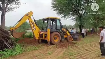 सीकर: जेसीबी मशीन से अतिक्रमण हटाकर रास्ता किया गया सुचारू