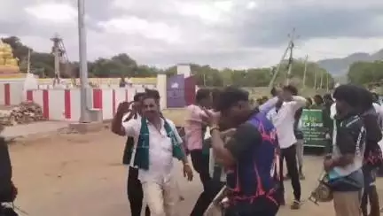 ಹನೂರು: ದೇವನಹಳ್ಳಿ ಭೂ ಹೋರಾಟದ ಜಯ;ಪಾಲಿಮೇಡಿನಲ್ಲಿ ತಮಟೆಯ ಸದ್ದಿಗೆ ಕುಣಿದು ಕುಪ್ಪಳಿಸಿದ ರೈತರು