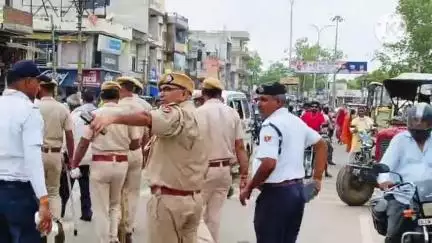 दौसा: कोतवाली पुलिस के जाप्ते के बीच नगर परिषद दोसा ने लालसोट रोड पर अतिक्रमण हटाने की कार्रवाई की