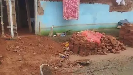 বাঘমুণ্ডী: টানা বৃষ্টির জেরে রাইডি গ্রামে এক পরিবারের দেয়াল ভেঙে বিপত্তি, অল্পের জন্য প্রাণে বাঁচলো একজন