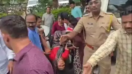 पतीची हत्या करणाऱ्या आरोपींना अटक न केल्याने ज्ञानेश्वरी मुंडे हिने पोलीस अधीक्षक कार्यालयासमोर आत्महत्येचा प्रयत्न केला
