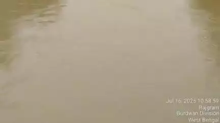 মুরারই ১: দুদিনের টানা নিম্ন চাপের বৃষ্টিতে জল বাড়ল সুরবতী নদীর,কানাই কানাই জল বন্যার আশঙ্কা