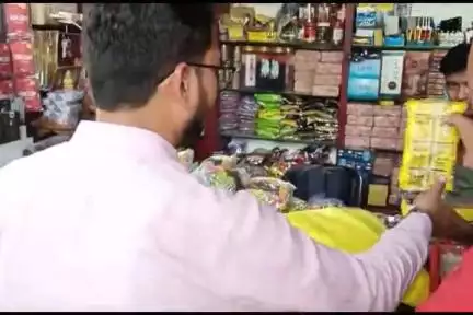 कांकेर: नगर पालिका क्षेत्र में प्रशासन की संयुक्त टीम ने अलग-अलग पान मसालों की दुकानों पर मारा छापा