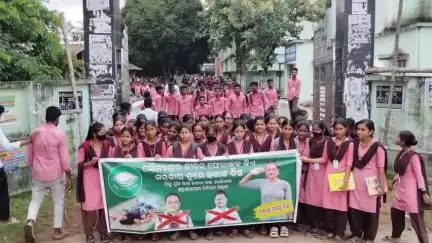 କେନ୍ଦ୍ରାପଡା: ମାର୍ଶାଘାଇ କଲେଜ ଆଗରେ ବିକ୍ଷୋଭ ପ୍ରଦର୍ଶନ ।