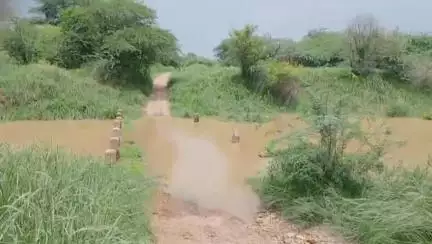 माधौगढ़: जखेता गांव का संपर्क टूटा, नदियों का बढ़ा जल स्तर, बांधों से छोड़ा गया पानी, लोग परेशान
