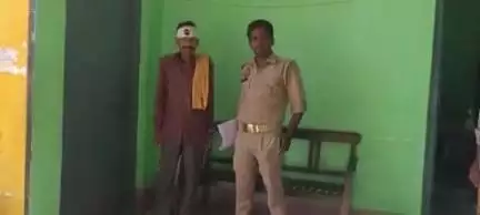 बदायूं: बदायूं के रौली गांव में दरवाजे पर शोर मचाने से मना करने पर एक युवक ने एक व्यक्ति को पेचकस से मारकर घायल किया