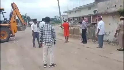 तमकुही राज: डुभा में मुआवजा लेने के बाद भी नहीं हटे 5 मकान, प्रशासन ने चलाया बुलडोजर
