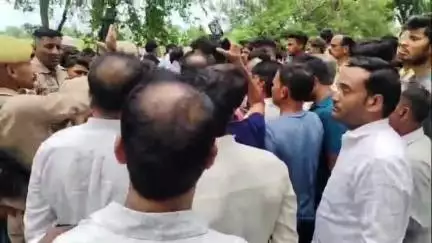 चांदपुर: चांदपुर में पिकअप गाड़ी और ई-रिक्शा की टक्कर, सड़क हादसे में ई-रिक्शा चालक की मौत, दो महिलाएं गंभीर रूप से भर्ती