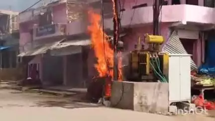 बिधूना: अछल्दा कस्बा के ब्लॉक के चौराहा पर रखे ट्रांसफार्मर में शॉर्ट सर्किट से लगी आग, 200 घरों की बिजली गुल